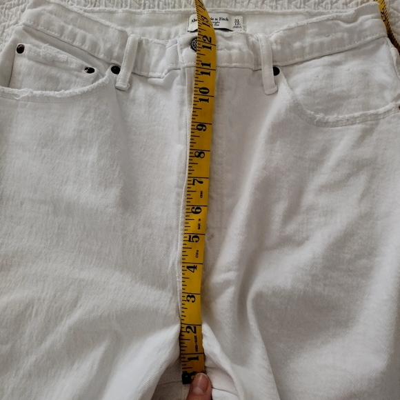 Abercrombie Curve Love The Mom High Rise Jean Distressed White Jeans Sz 31/12 - Picture 10 of 11